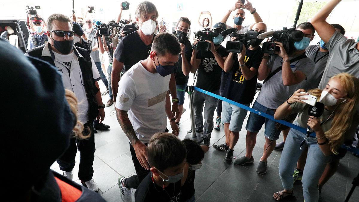 Messi se va de Barcelona. Mientras, en París, cientos de fans se congregan frente al aeropuerto