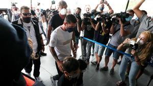 Messi se va de Barcelona. Mientras, en París, cientos de fans se congregan frente al aeropuerto.