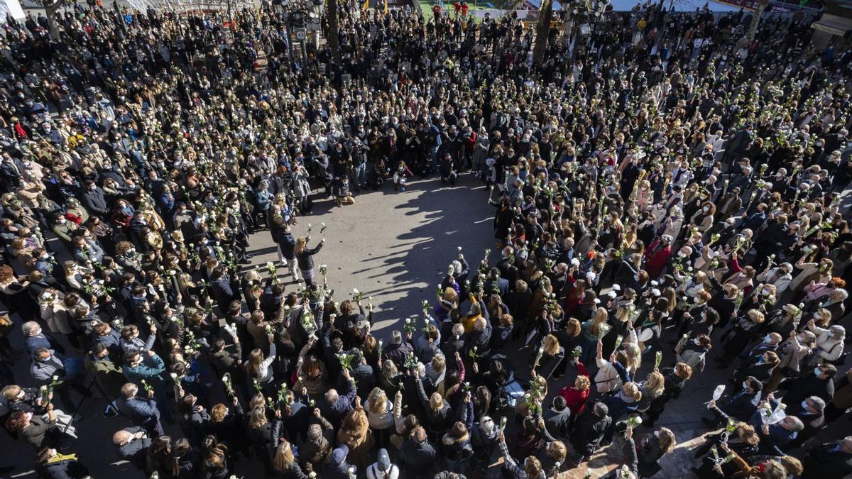 La plaza del Ayuntamiento de 
València se quedó pequeña
ayer ante la masiva muestra
de cariño en recuerdo de 
Cristina.  germán caballero