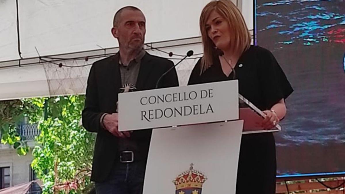 El pregonero Luis Zahera con la alcaldesa, Digna Rivas, ayer.   // FdV