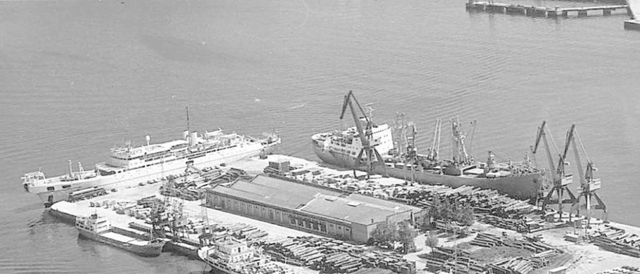 Imagen del puerto vigués tomada en mayo de 1980, con el edificio de la Aduana en primer término a la izquierda. // Magar