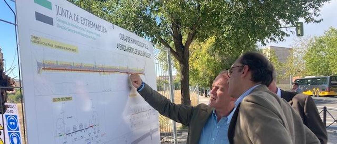 El consejero de Infraestructura de la Junta de Extremadura, Manuel Martín, junto al alcalde de Cáceres, Rafael Mateos.