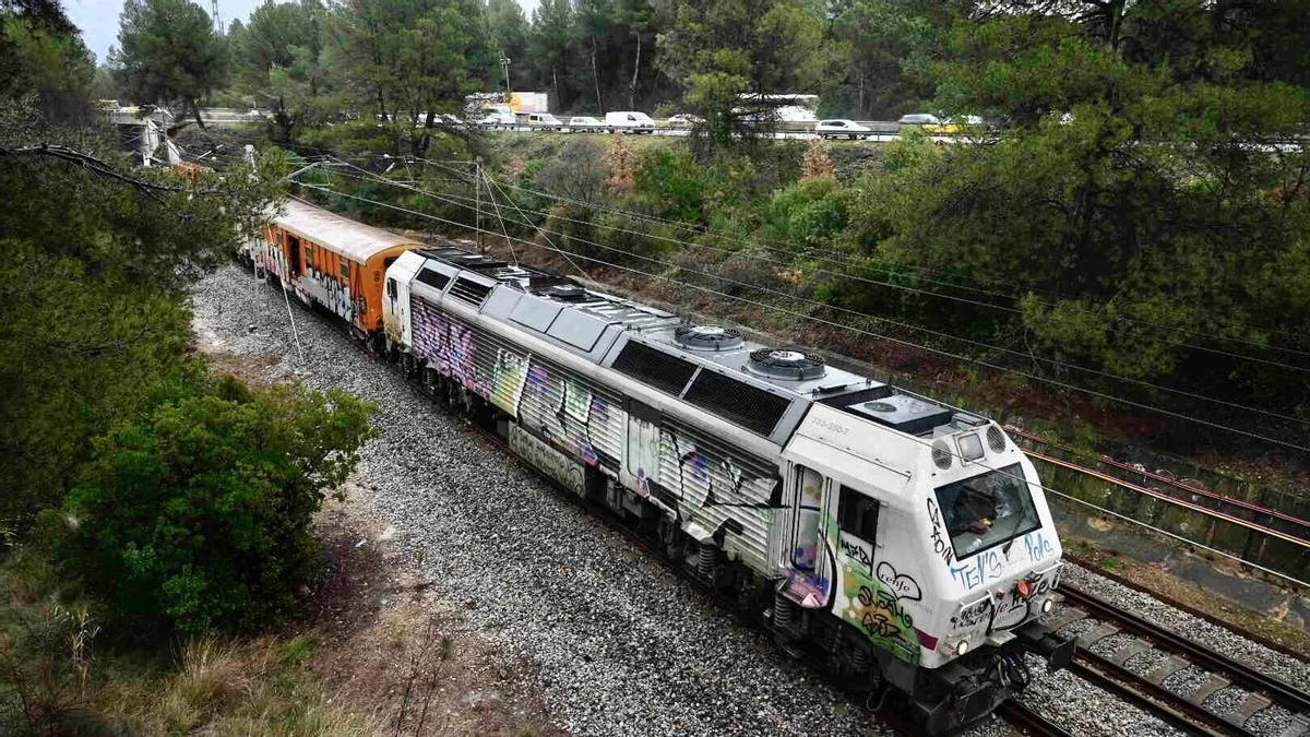 Los trabajos de retirada del tren accidentado se prolongan días después del sucesos