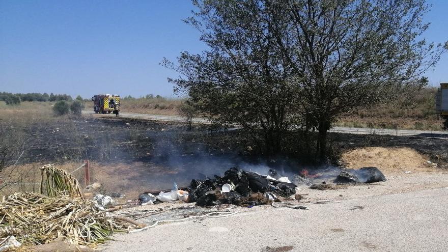 Ensurt a Figueres per un incendi de vegetació