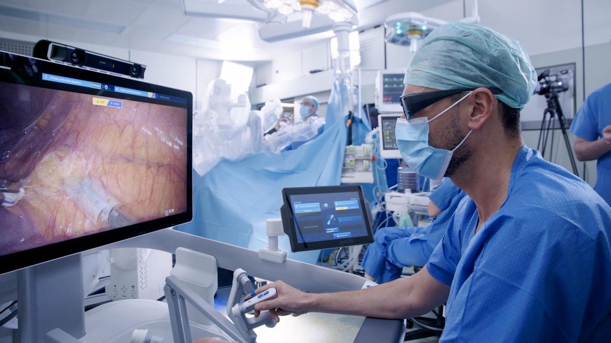 Primera cirugía en España con un nuevo robot quirúrgico de última generación