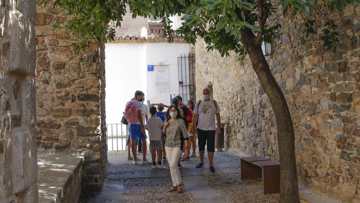 Turistas en la parte antigua de Cáceres.