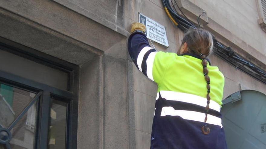 L&#039;Ajuntament de Manresa retira plaques franquistes del Ministerio de la Vivienda