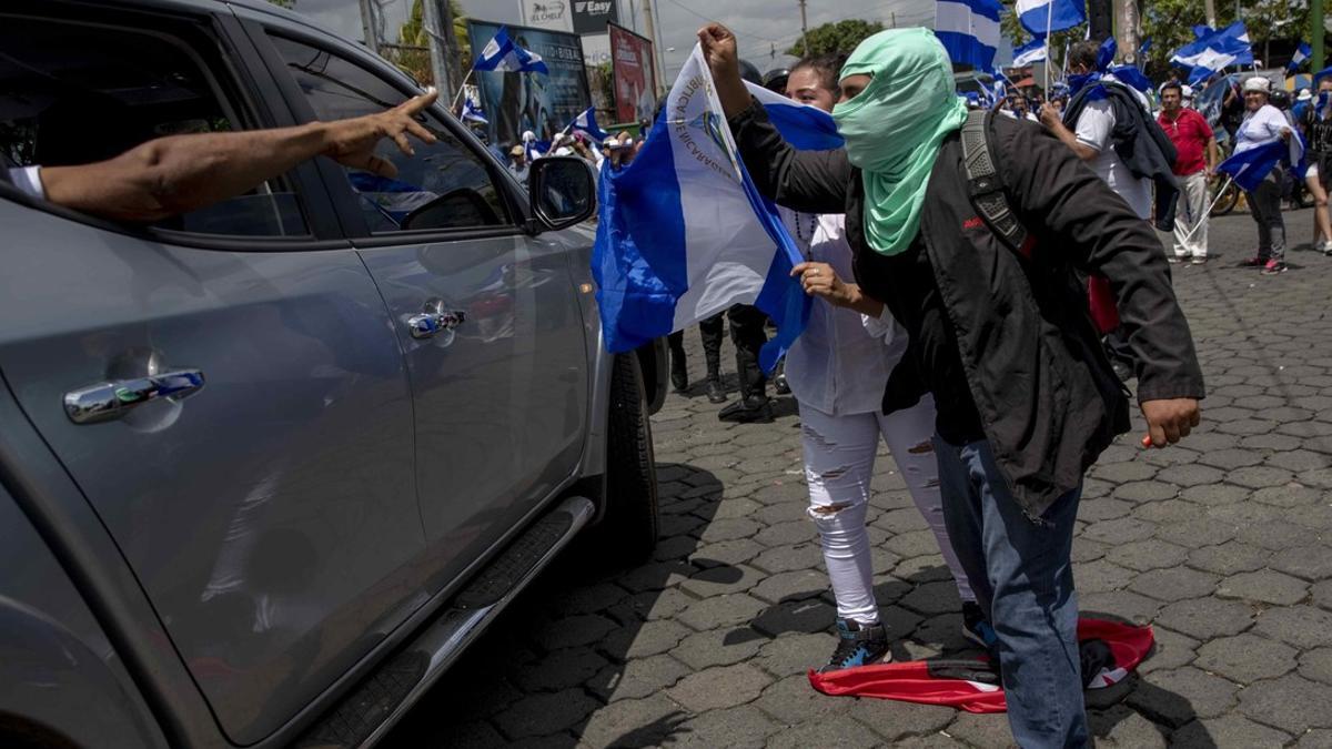 Manifestantes incendian coche policial en capital de Nicaragua