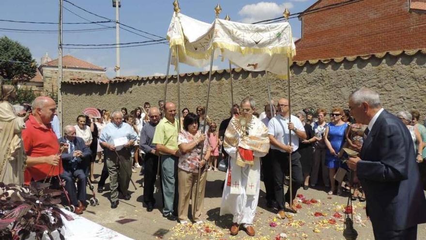 Un momento de la procesión por las calles del pueblo.