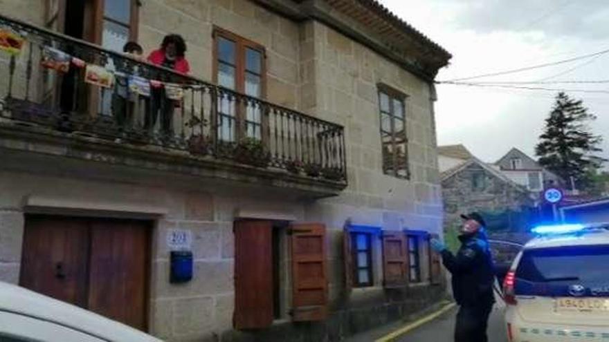 Agentes y voluntarios felicitan al pequeño Martín, de Abelendo.