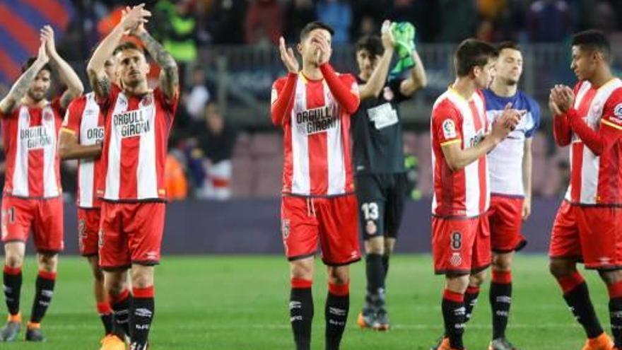 Els jugadors del Girona saluden els aficionats blanc-i-vermells desplaçats dissabte al Camp Nou al final del partit contra el Barça.