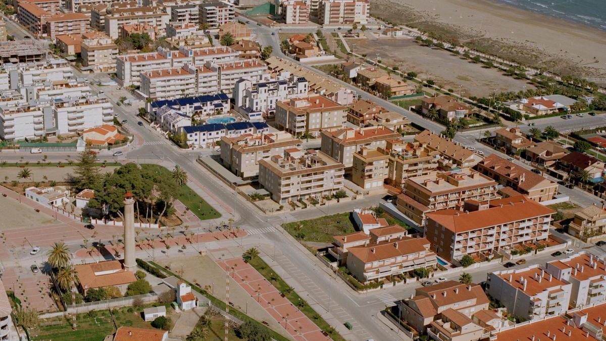 Vista del faro de Canet.