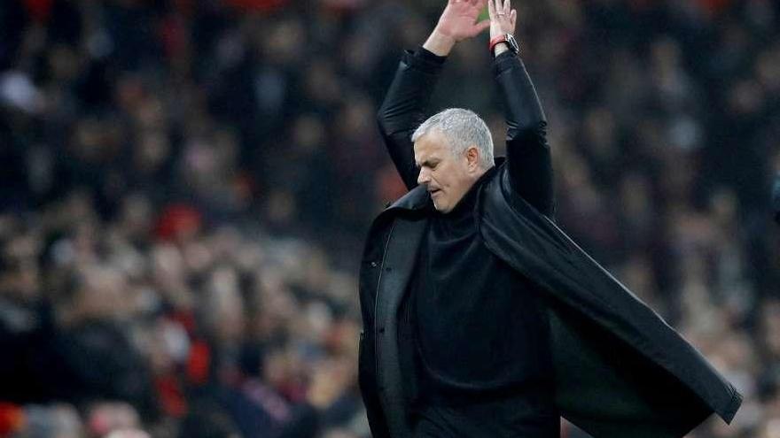 José Mourinho gesticula durante un partido en Old Trafford.