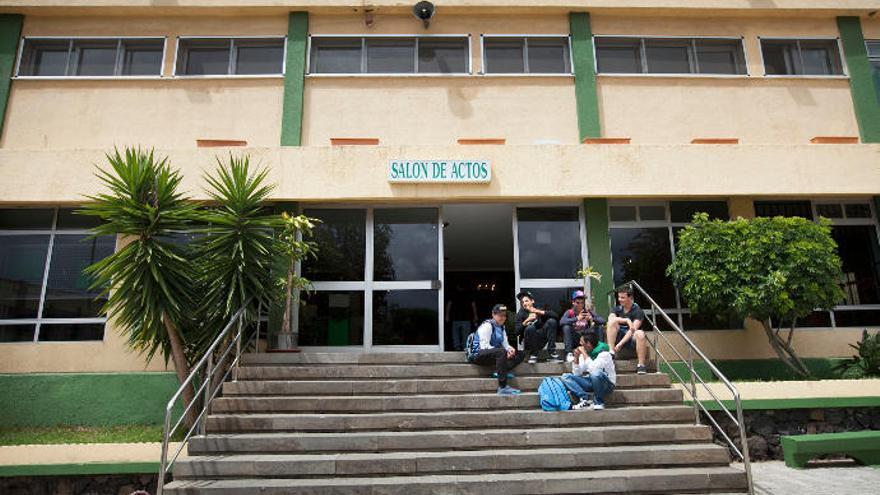 Alumnos en el exterior de un instituto tinerfeño en una imagen de archivo.