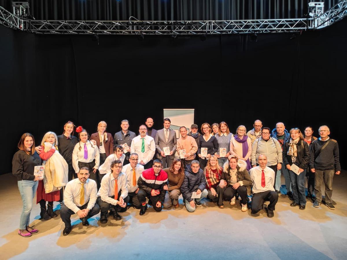 Ángel Alonso, alcalde de Molina; María Hernández, concejala de Cultura, y el actor 'El Langui' junto a grupo de teatro de AFESMO, en la presentación de la programación