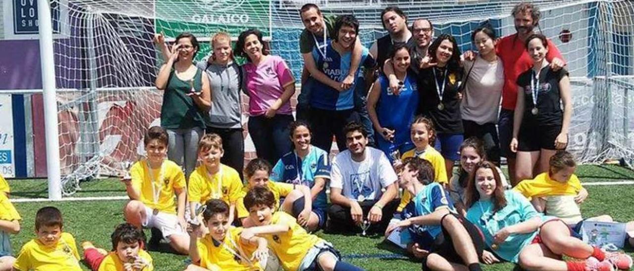 Asistentes a la fiesta promocional del fútbol gaélico celebrada ayer en Monte da Vila.  // Muñiz