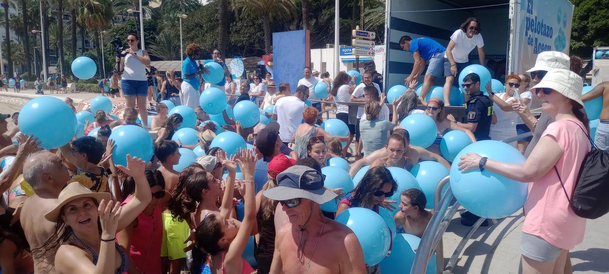 La iniciativa recuerda el reparto de pelotas en las playas y ha alcanzado gran expectación.