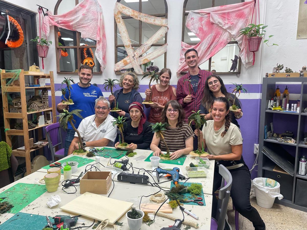 Esther y Ole posan junto a los participantes en un curso de maquetas de palmeras.