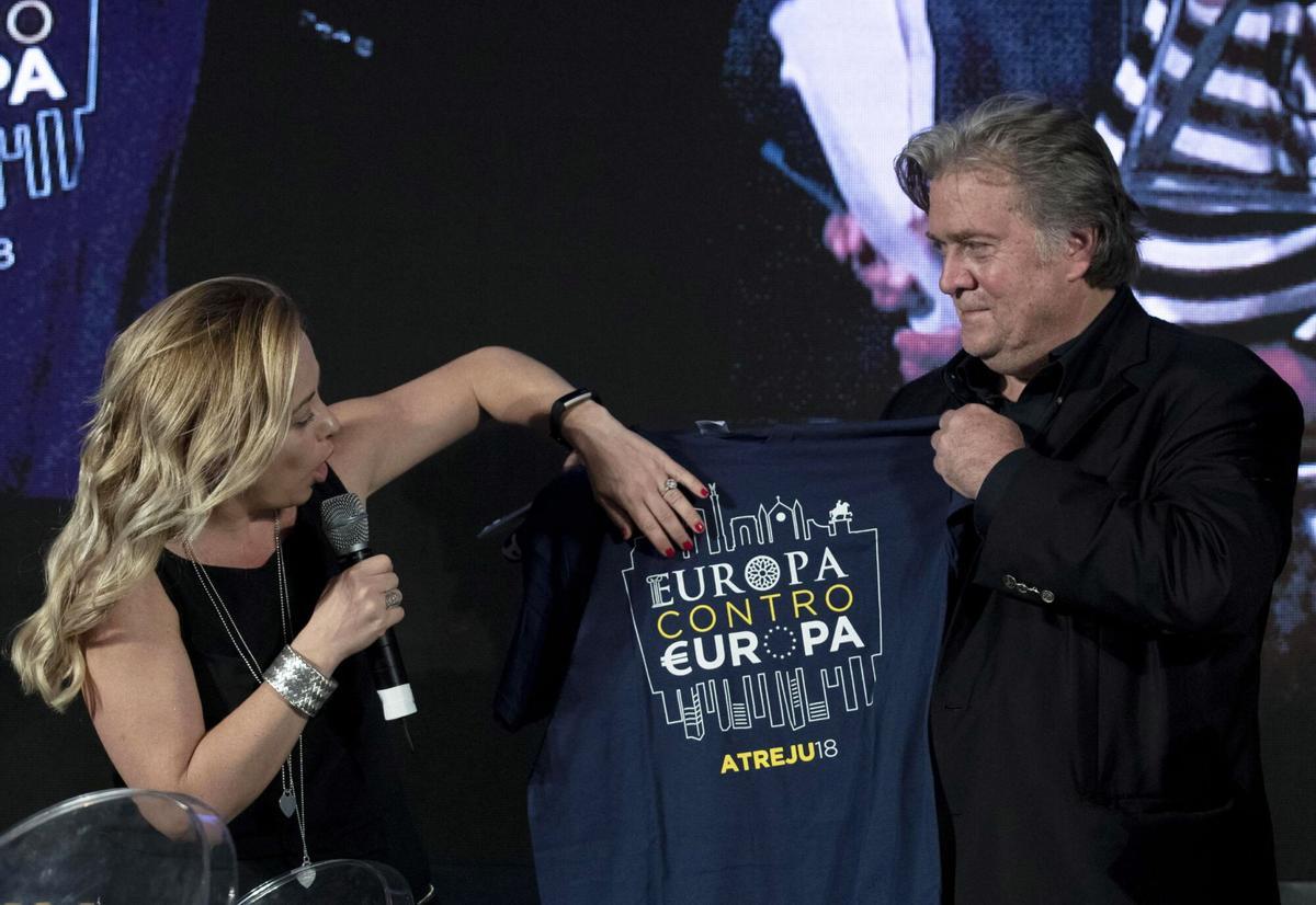 Giorgia Meloni y Steve Bannon, en un acto de las juventudes de Hermanos de Italia en 2018.