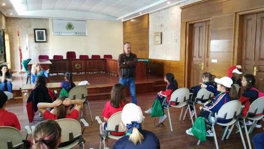 Visita de los alumnos al salón de plenos. // FdV