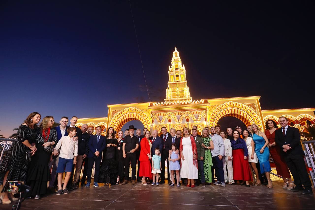 El encendido del alumbrado especial y la portada de la Feria de Córdoba, en imágenes