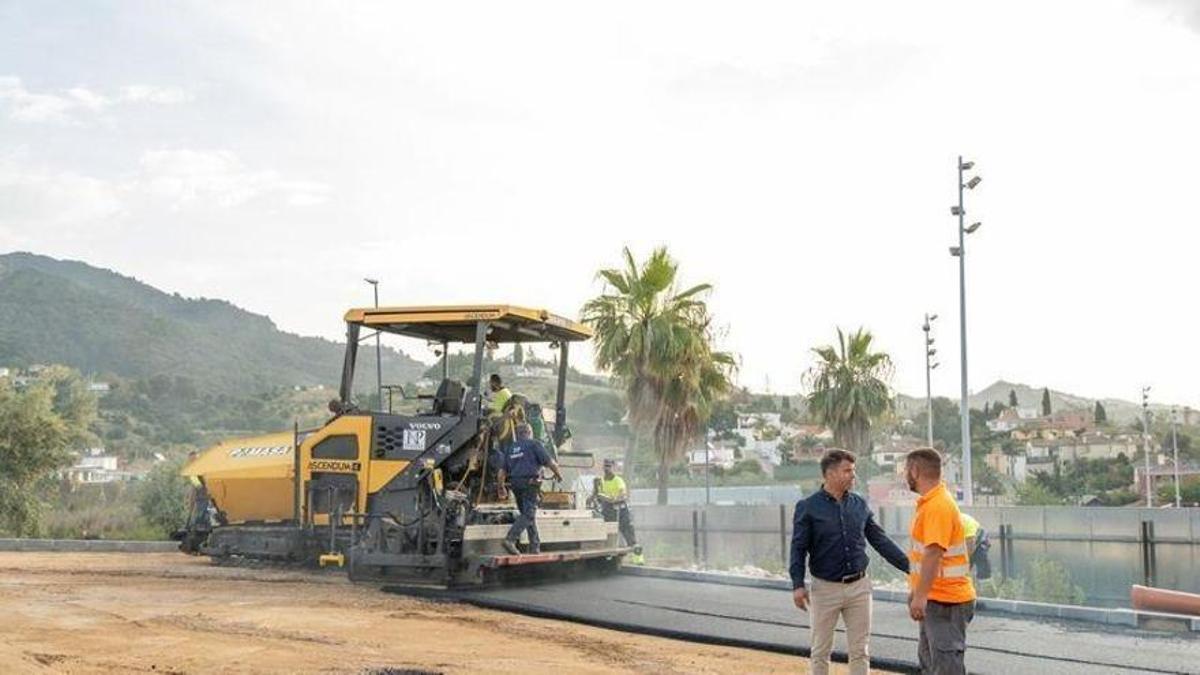 El concejal de Marbella Diego López informa del aparcamiento provisional con capacidad para 140 vehículos en Trapiche Norte.