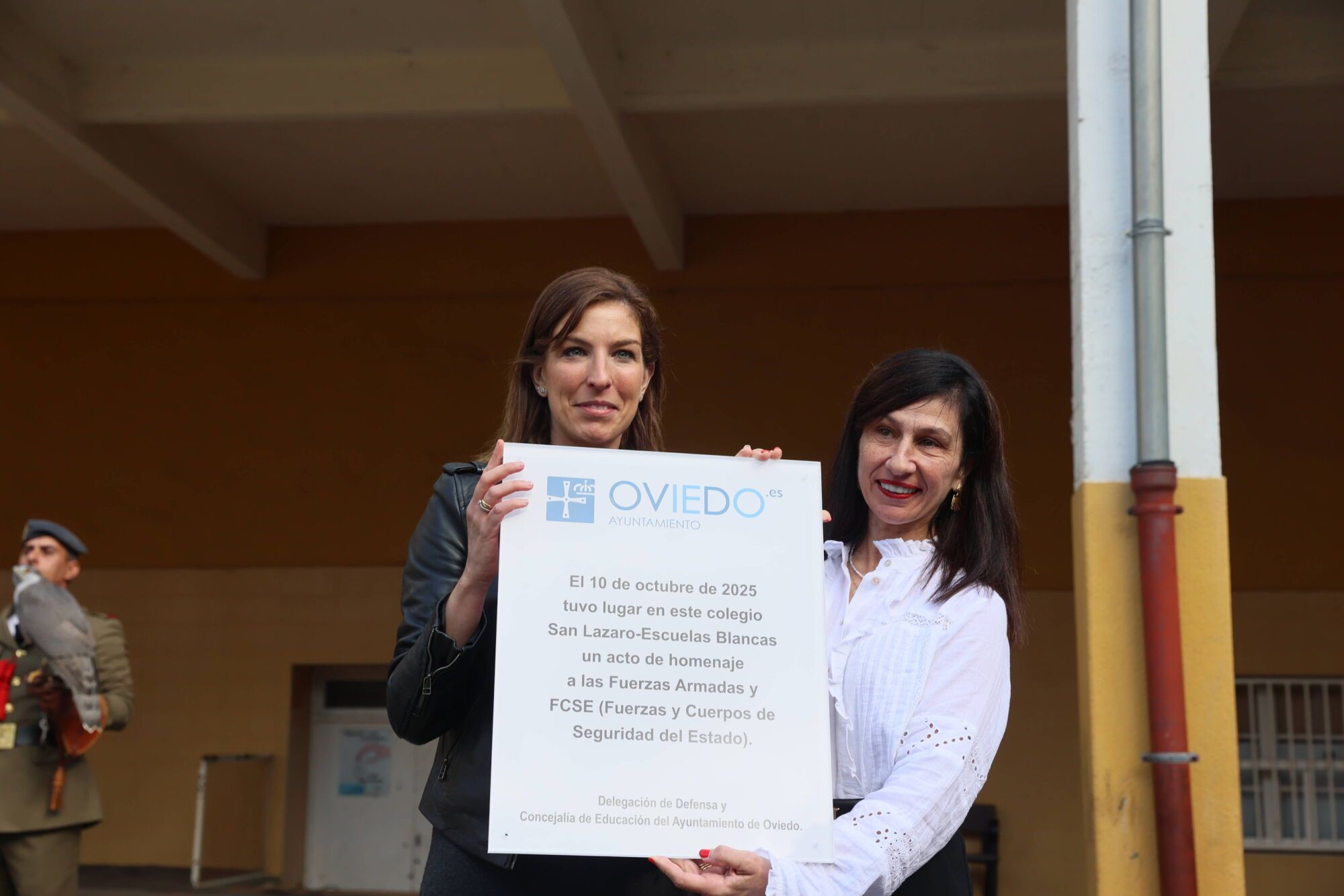 Escuelas Blancas. Acto de izado de la bandera con asistencia del delegado de Defensa y representantes de la Guardia Civil, la Policía Nacional y la Municipal, entre otros