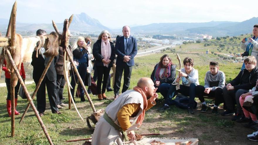 La consejera de Cultura, Patricia del Pozo, y el alcalde de Antequera, Manuel Barón, visitan el  conjunto dolménico.