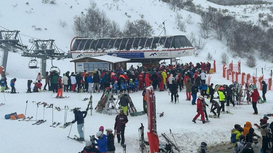 El viento limita la actividad en las estaciones de esquí y obliga a cerrar Pajares