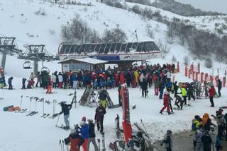 El viento limita la actividad en las estaciones de esquí y obliga a cerrar Pajares