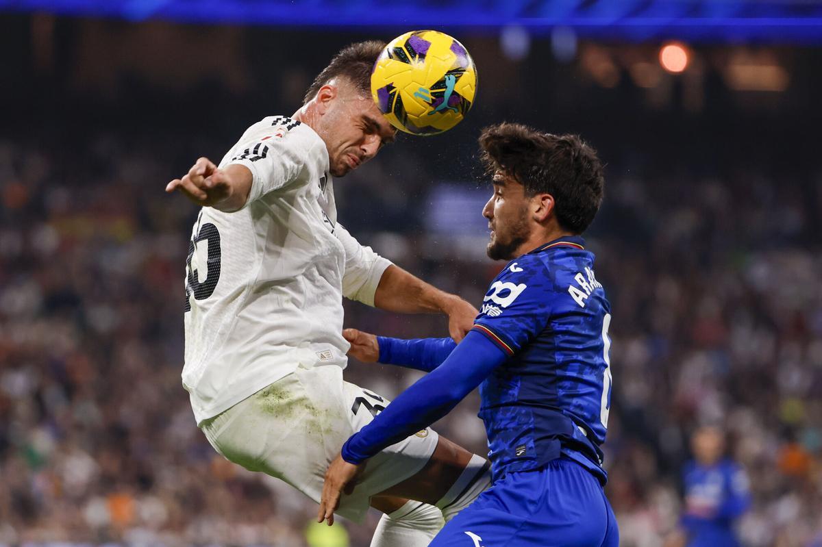 El defensa del Real Madrid Raúl Asencio y el centrocampista uruguayo del Getafe Mauro Arambarri en el partido de LaLiga entre el Real Madrid y el Getafe.