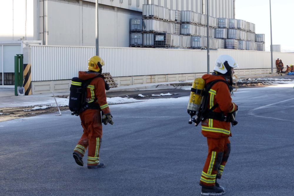 Un vertido en una empresa de Silla derrama 6.000 litros de ácido nítrico a la calle