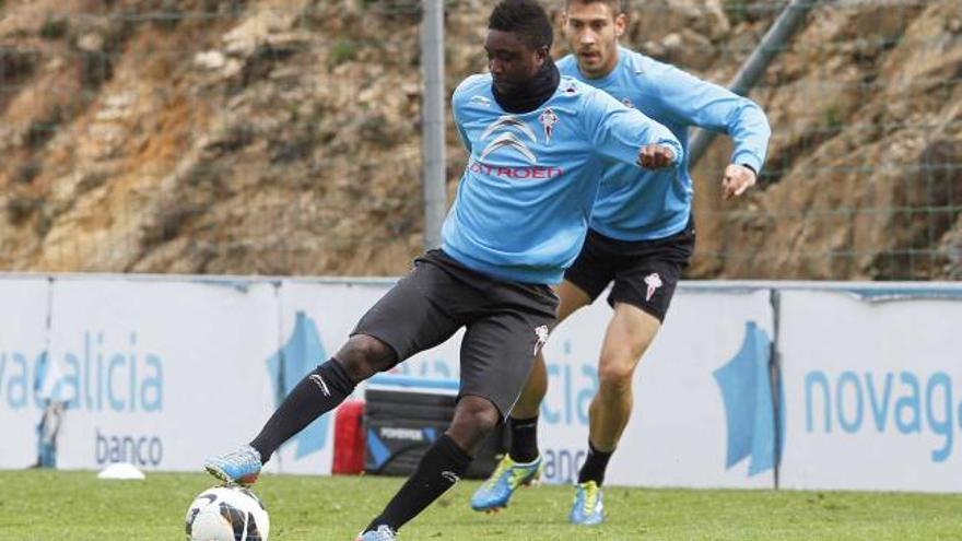 Madinda controla el balón ante Samuel, ayer. // Jorge Santomé