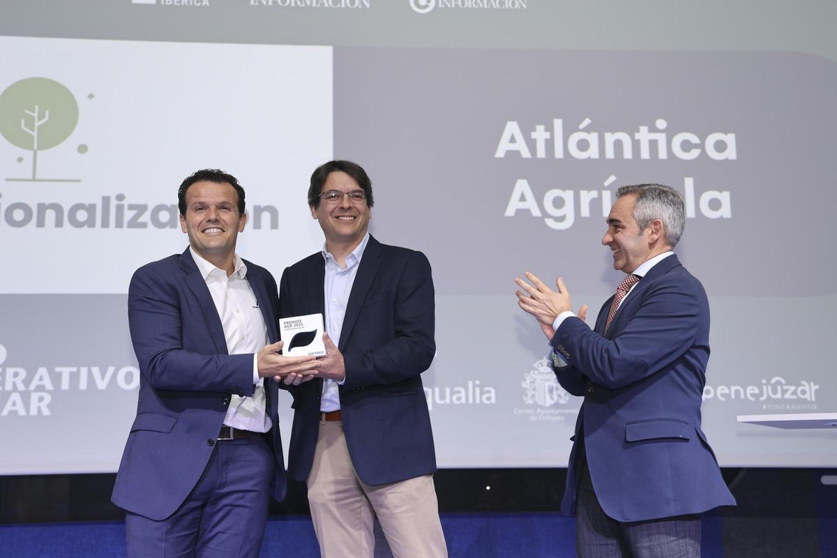 Marcelo Montilla y Javier Salguero, de Grupo Atlántica, recogieron el premio a la Internacionalización. Fue entregado por Miguel Barrachina, Conseller de Agricultura, Agua, Ganadería y Pesca.