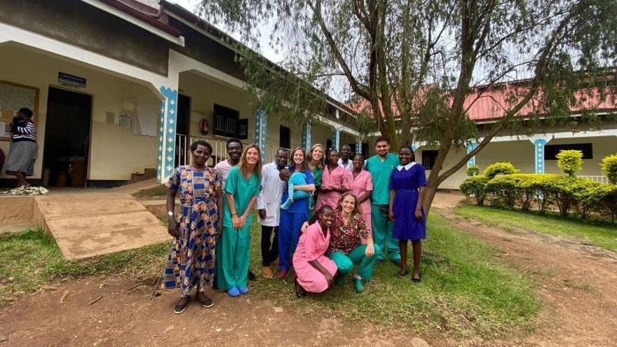 Paula, con el equipo de cooperantes en Uganda y residentes de la zona