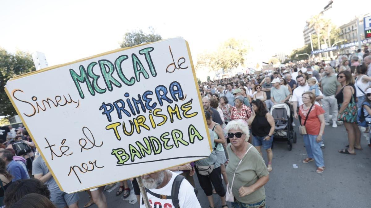 Las pancartas y los lemas de la manifestación contra la saturación turística de Mallorca.