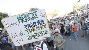 Las pancartas y los lemas de la manifestación contra la saturación turística de Mallorca.
