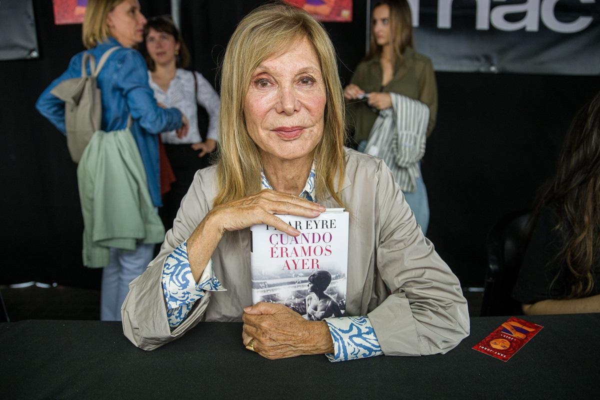 La periodista Pilar Eyre firma ejemplares de su libro ’Cuando éramos ayer’ en la celebración del Día Internacional del Libro, a 23 de abril de 2023, en Barcelona