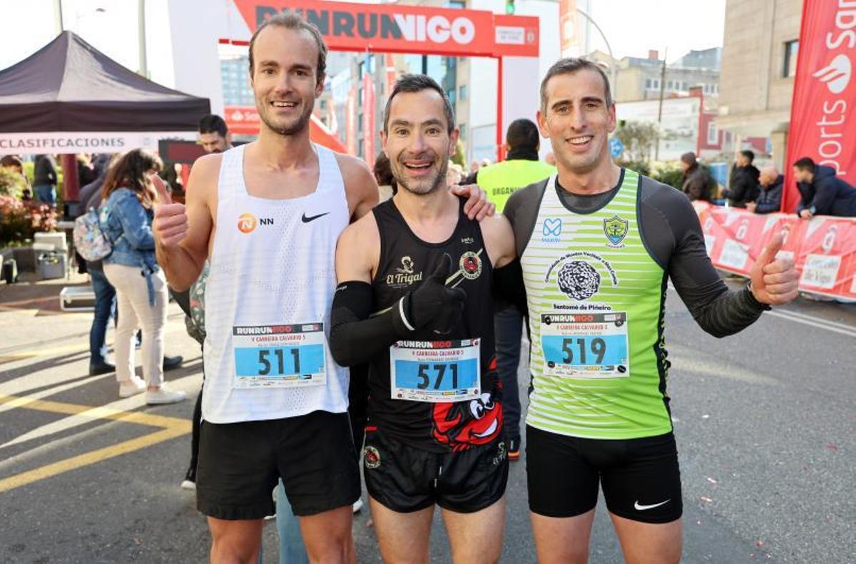 Jesús Fernández, con Adrián Sousa y Roberto Martínez.