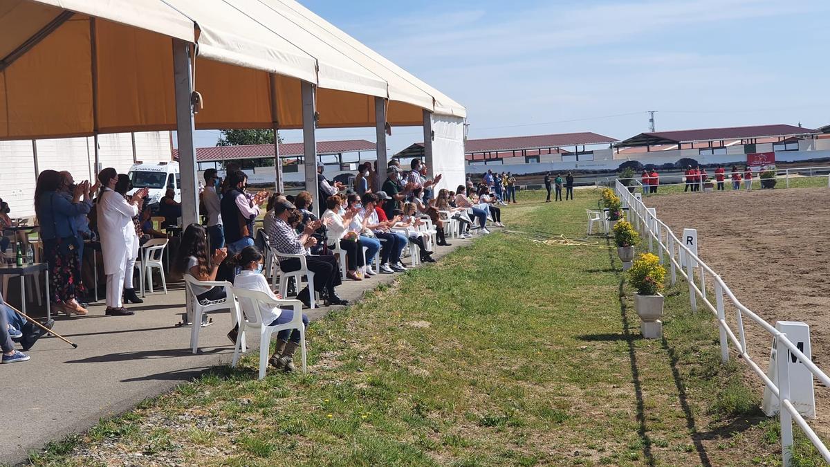 El público llena las gradas de la pista central del recinto ferial.