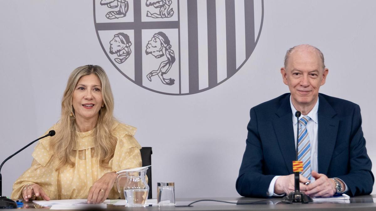 La vicepresidenta del Gobierno de Aragón, Mar Vaquero, y el consejero de Sanidad, Ángel Sanz, este miércoles en rueda de prensa.