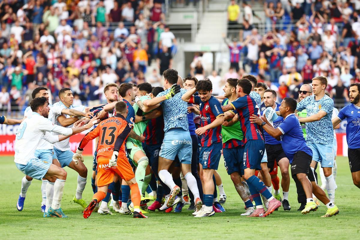 PARTIDO DE LIGA DE SEGUNDA DIVISION, SD HUESCA - REAL ZARAGOZA, ESTADIO DEL ALCORAZ