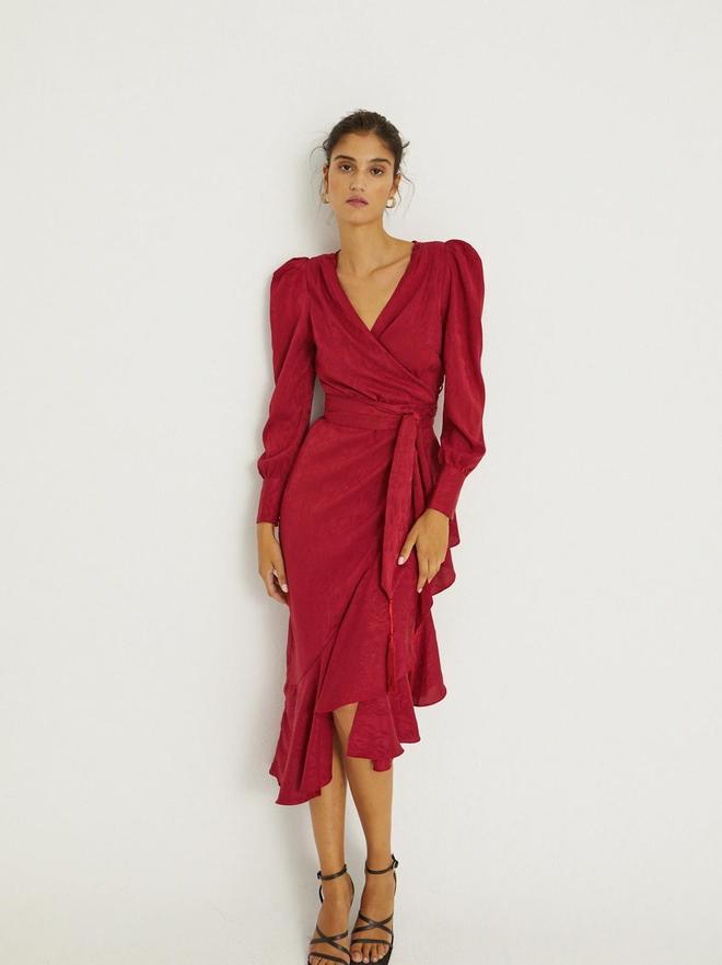 Vestido de invitada tipo wrap en color rojo burdeos de Mioh