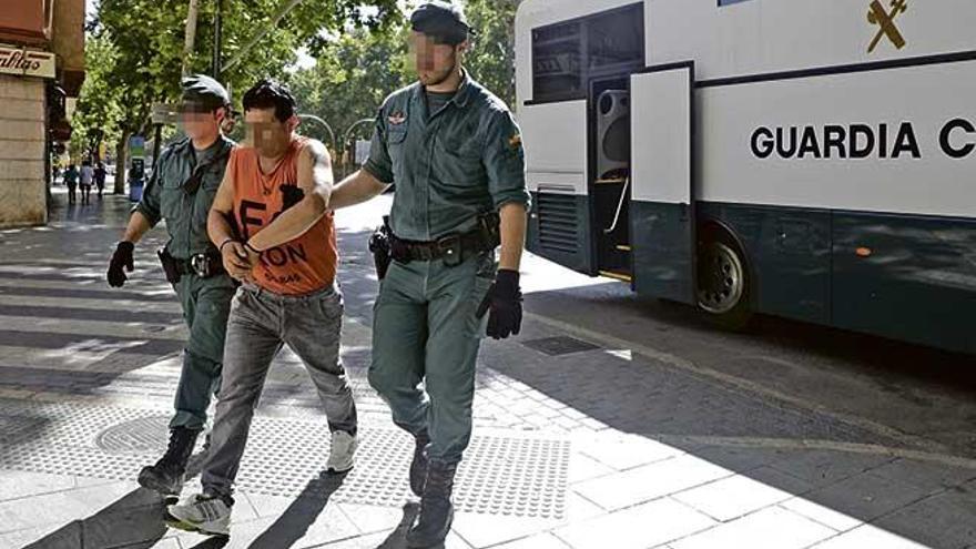 Agentes de la Guardia Civil trasladan, ayer, a los detenidos en la operación antidroga al juzgado de guardia de Palma.