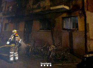 Investigan siete incendios en Sant Boi que han afectado a vehículos y fachadas
