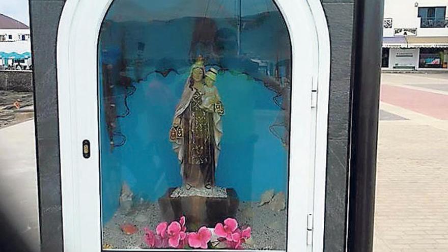 La Virgen del Carmen, ayer, en el muelle de La Graciosa.