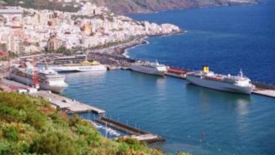 Desaparece tras caer al mar en un crucero que viajaba a La Palma