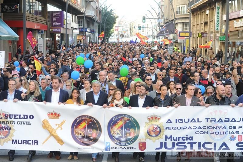 Miles de policías claman en Murcia para exigir "equiparación real" de sus salarios