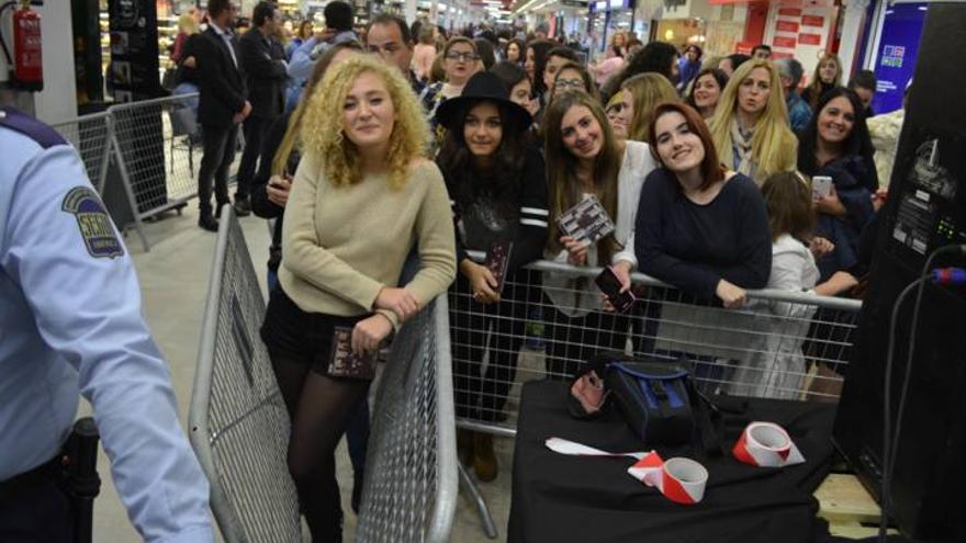 Auryn firma discos en el Carrefour Zaraiche