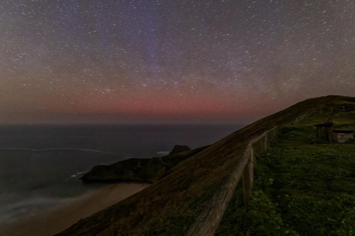 La aurora boreal captada por Alfonso Tomás, esta pasada noche, desde Torimbia, en Llanes.